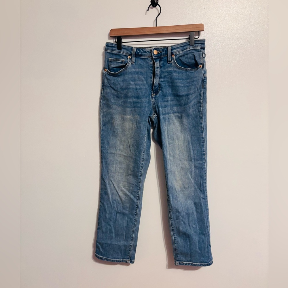Universal Thread high rise slim straight jeans in lighter wash size 8, 29s